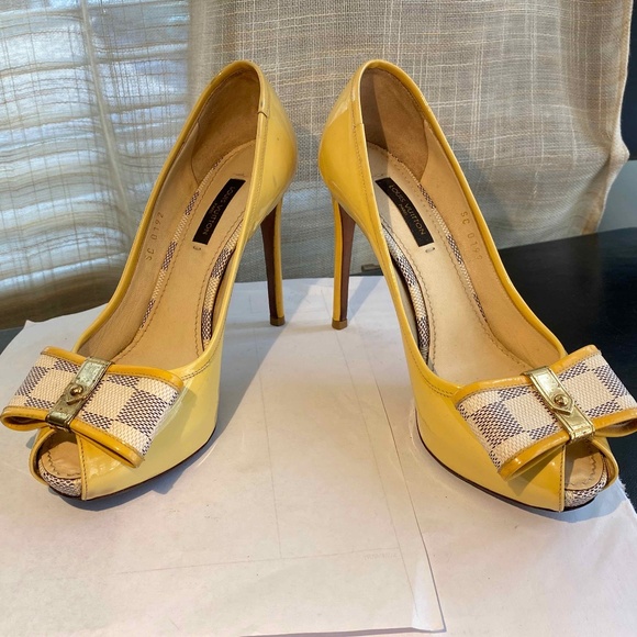LOUIS VUITTON AZUR DAMIER PAT LEATHER OPEN-TOE PUMPS HEELS  LT YELLOW/CREAM 36-6 - Picture 1 of 11